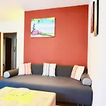 LOW BUDGET Apartment Areit Lozano by Apartments Ged